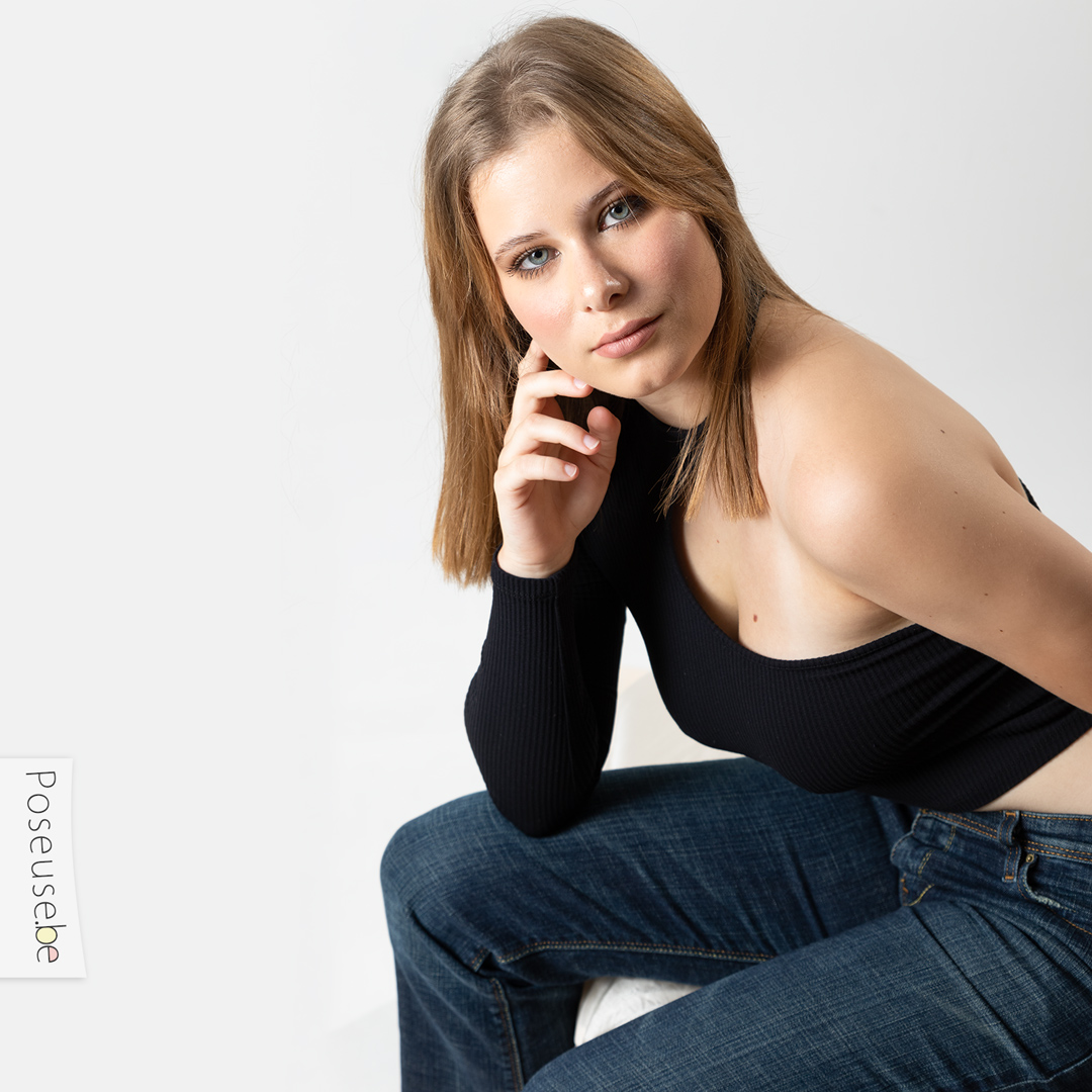 Un portrait sensuel en high key au studio de Poseuse.be