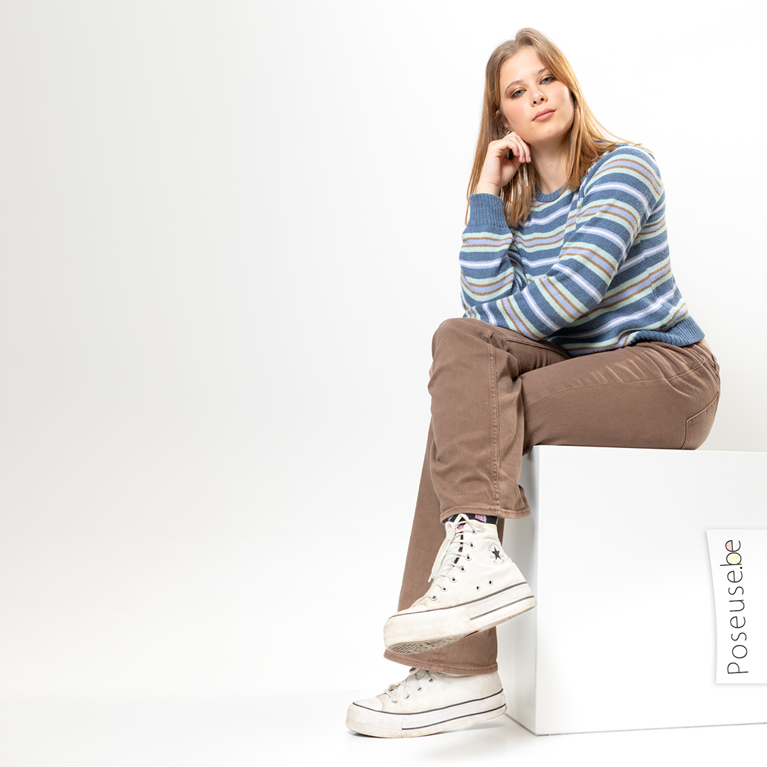 Portrait épuré sur fond blanc en studio