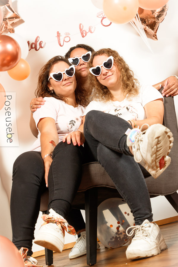Une séance photo d'enterrement de vie de jeune fille dans un appartement