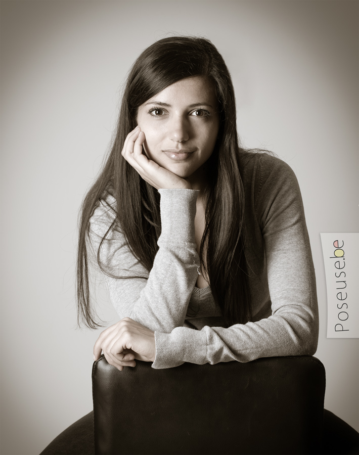 Portrait de studio en style introspectif avec un traitement de désaturation des couleurs