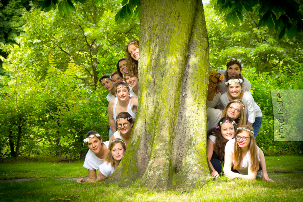 Photo d'EVJF classique qui montre les participantes autour d'un arbre