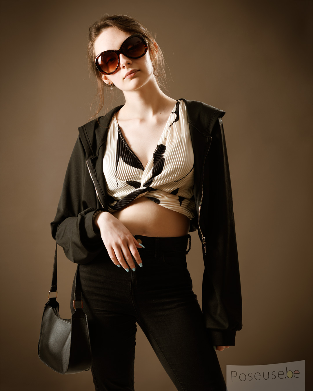 Poseuse.be guide les modèles photos afin de trouver des poses photogéniques