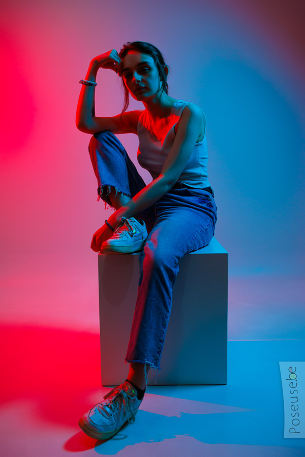 Exemple d'éclairage de type color split lighting que nous avons utilisé au studio pour un book de modèle féminin