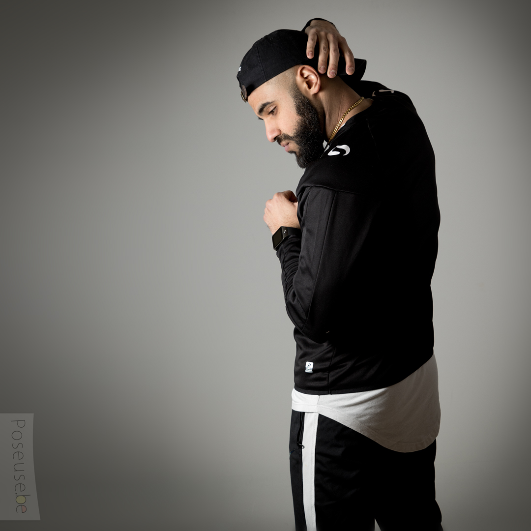 Shooting photo avec un fond gris pour un chanteur belge