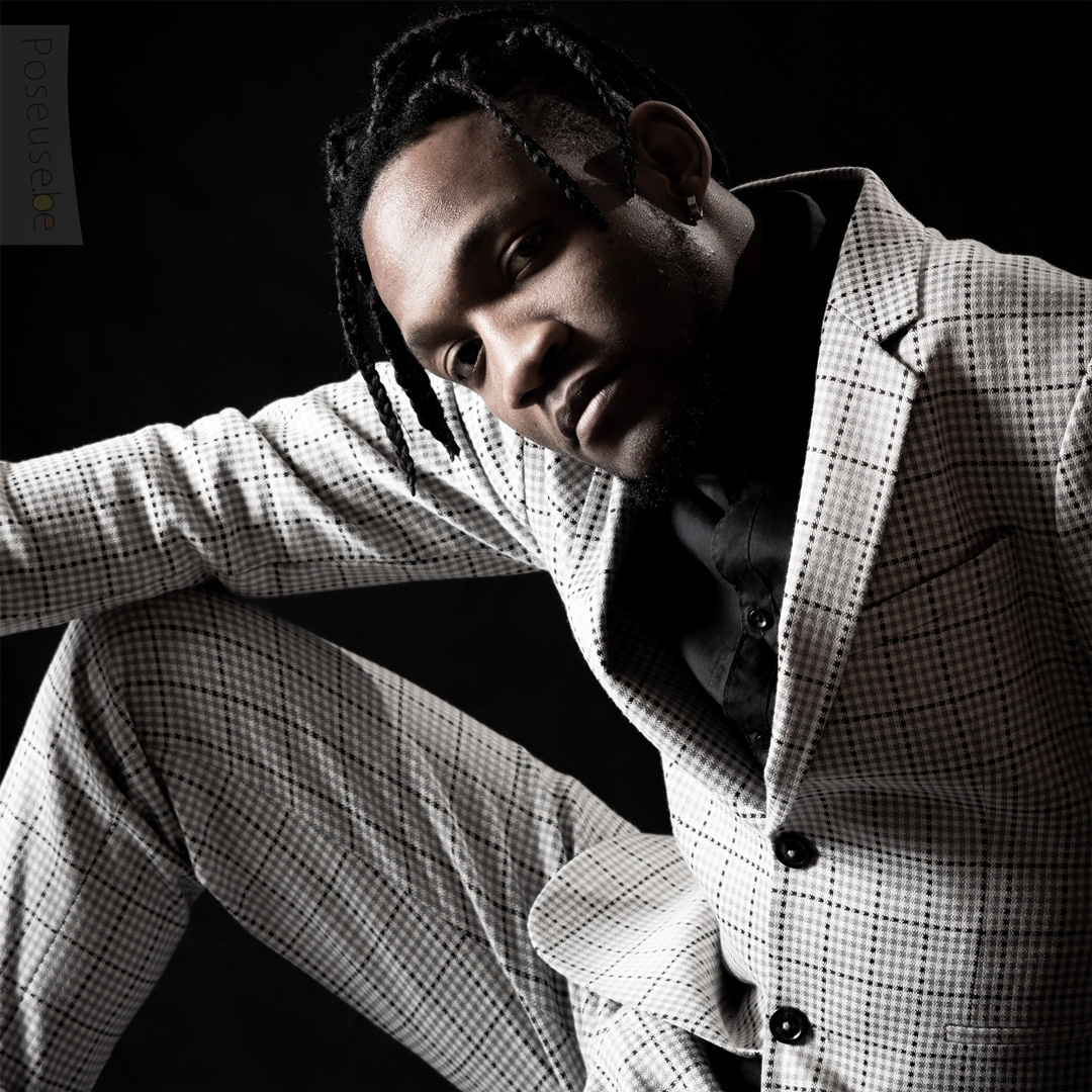 Portrait en studio réalisé en éclairage low-key sur un fond noir